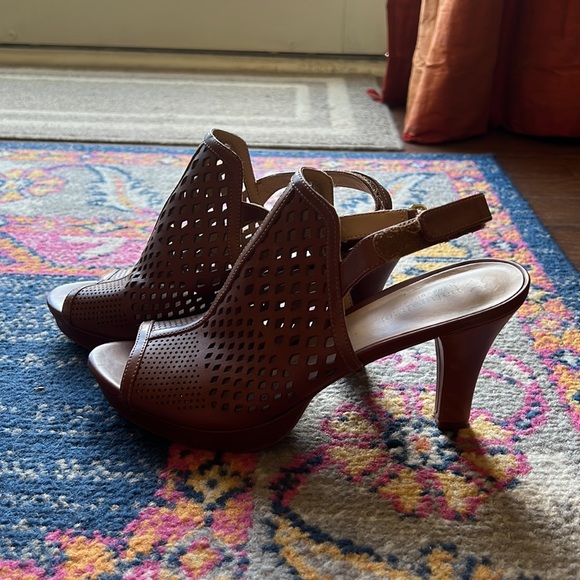 Naturalizer - Picture 3 of 4